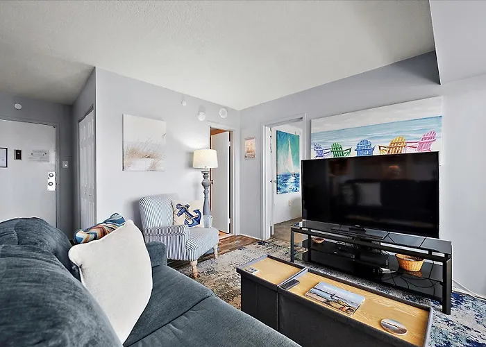 Cozy 1 Bedroom Condo, Steps To The Beach! *
