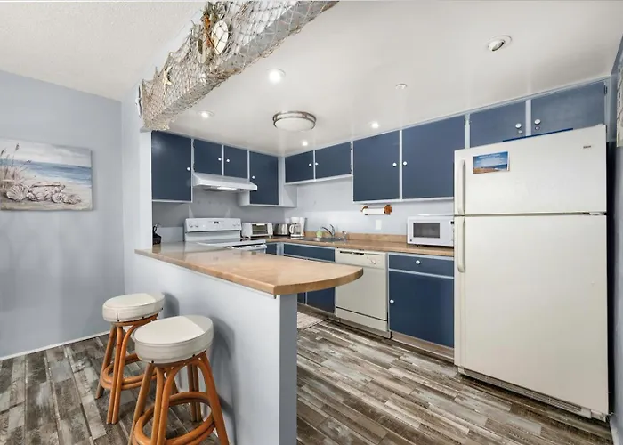 Cozy 1 Bedroom Condo, Steps To The Beach!