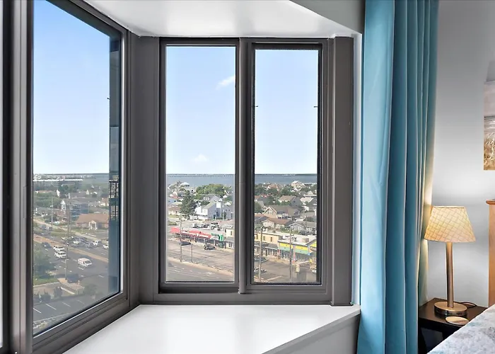 Cozy 1 Bedroom Condo, Steps To The Beach! Ferienhaus
