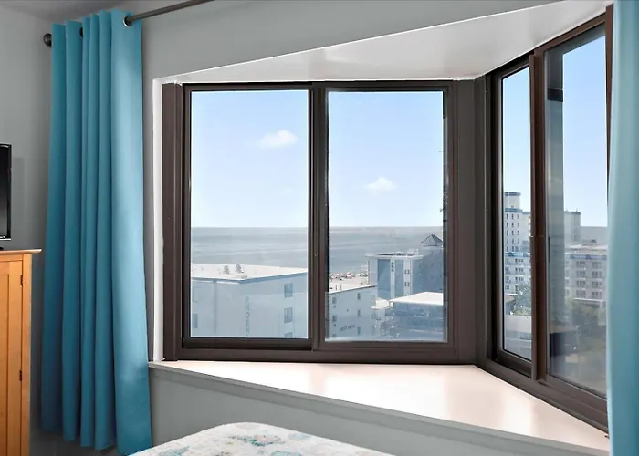 Cozy 1 Bedroom Condo, Steps To The Beach!