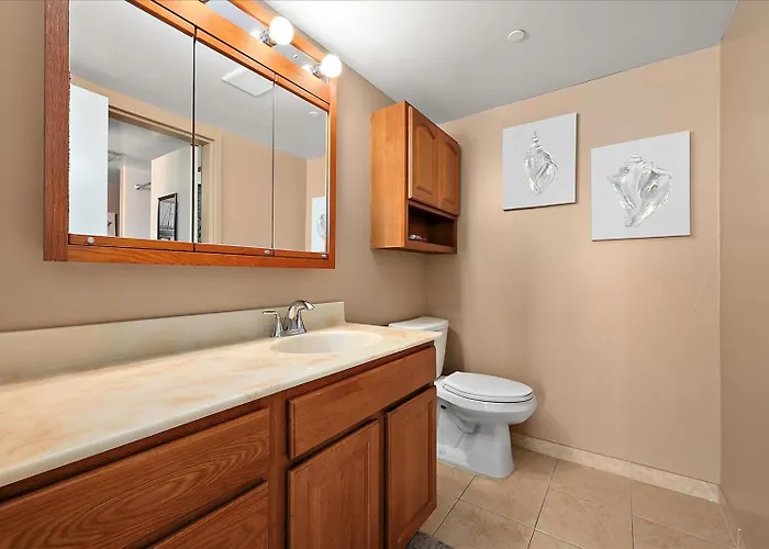 Cozy 1 Bedroom Condo, Steps To The Beach! Ferienhaus *