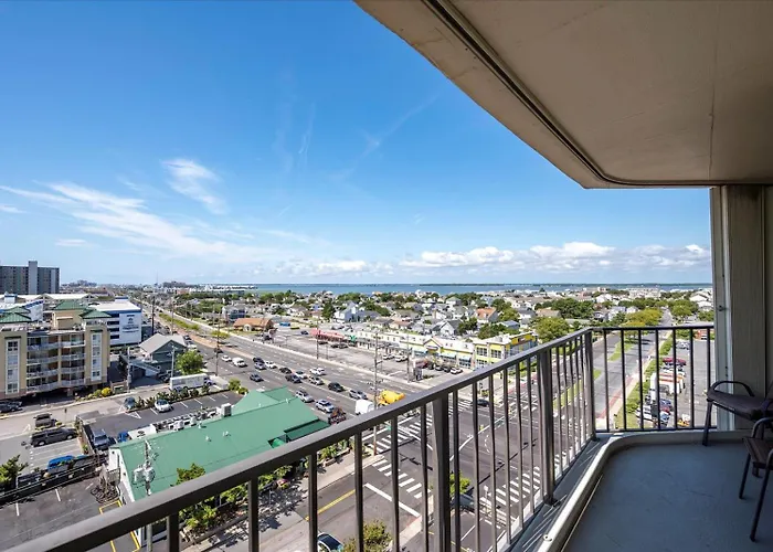 Cozy 1 Bedroom Condo, Steps To The Beach! Ferienhaus